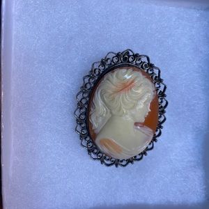Vintage Camoe Brooch/ pendant